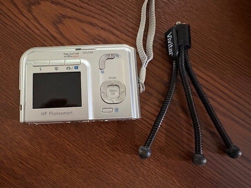 HP Photosmart M425 Camera w/case, tripod & accessories - Picture 3 of 5