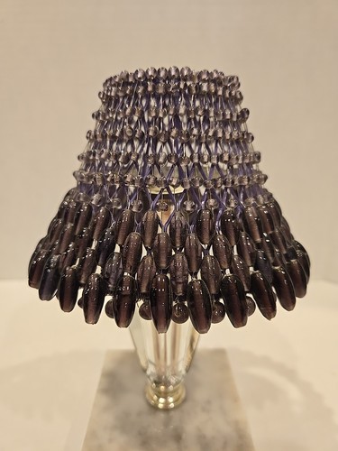 Pantalla de lámpara vintage pequeña con cuentas de vidrio púrpura 4" de alto 2,5" 5,5" aberturas - Imagen 1 de 5