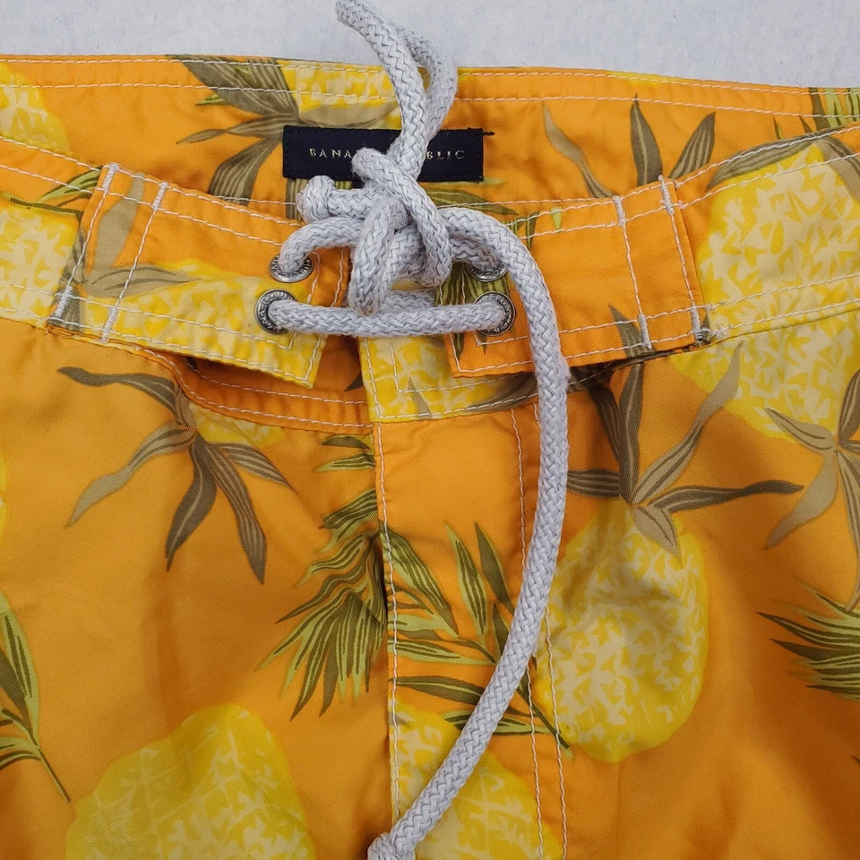 Pantalones Cortos Banana Republic Para Hombres 31 Amarillo Naranja Piña AOP DE COLECCIÓN Boardshorts Baúl Foto 3 de 4