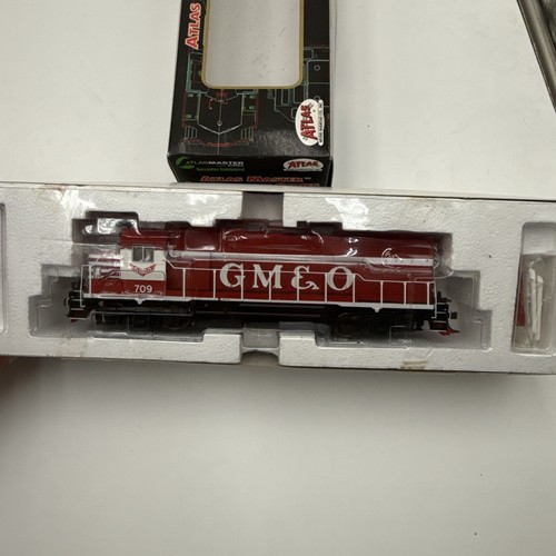 LOCOMOTORA DIÉSEL ATLAS 8970 ESCALA HO GULF MOBILE Y OHIO EMD GP38-2 #709 EN CAJA - Imagen 3 de 23