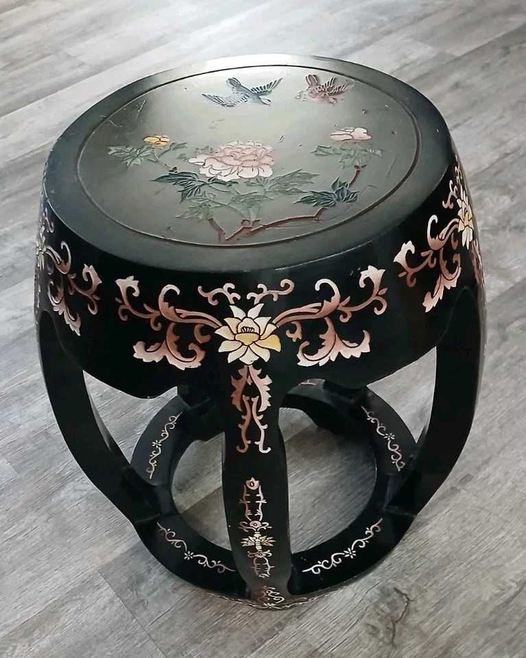 Soporte para plantas pedestal plano de madera vintage color negro con diseños tallados pintados Foto 2 de 4