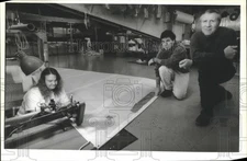 1994 Press Photo Inland Sails owners Charlie Miller (R), David Koch & employee
