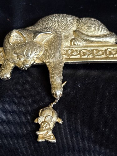 Vintage Cat with Dangle Mouse Brooch Pin by JJ Textured Dangle 2.5" x 2.5" - Picture 10 of 11
