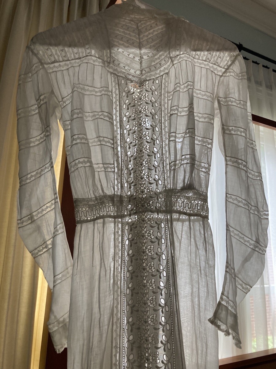 grey/silver edwardian dress Grey Silk Chiffon Reception Gown, ca. 1909. Edwardian fashion. Such an  elegant train on this beautiful antique dress