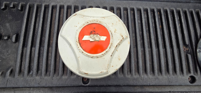 VINTAGE ORIGINAL CHEVROLET HUBCAP / WHEEL COVER