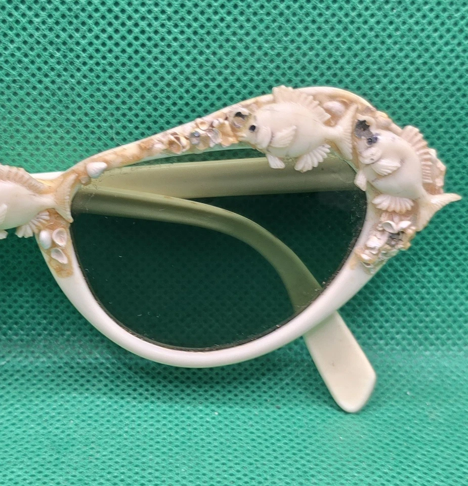 Gafas de sol vintage años 50 ojo de gato aplicadas peces vida marina lentes verdes hechas en EE. UU. Foto 3 de 4
