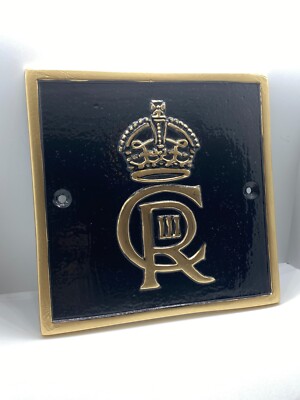 King Charles The Crown CR Wandrelief aus Metallguss King Tribute Royal Cypher