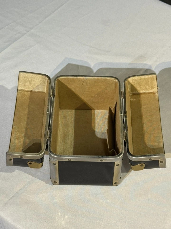 Estojo de trem vintage preto Delill com acabamento dourado metal couro envernizado década de 1950, 1960 - Imagem 4 de 4