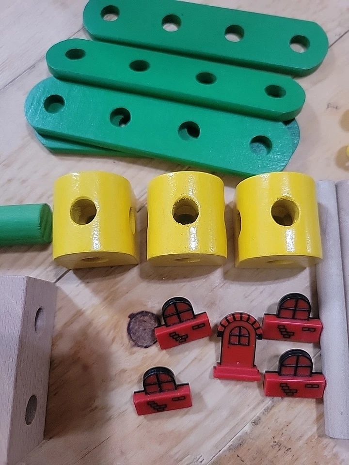 Juego vintage de 32 piezas de madera y plástico Brio Mec, ventanas y puertas rojas Foto 4 de 4