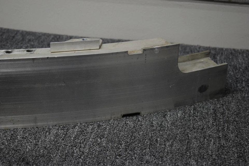 BMW M6 2007 barra de refuerzo de parachoques delantero OEM de fábrica Foto 3 de 4