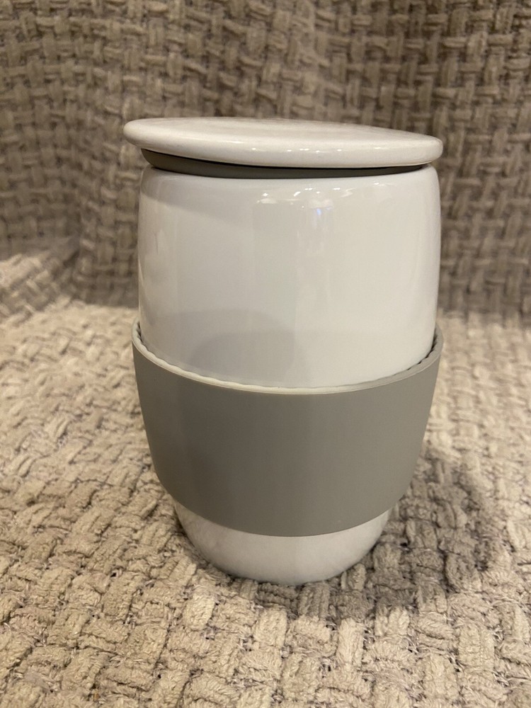 Pampered Chef Microwave Egg Cooker for Eggs Oatmeal Mug Cakes with Silicone Grip Lid