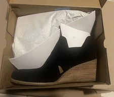 The Kallie, a nice wedge with a cutout. Dress it up or down, wear it all season