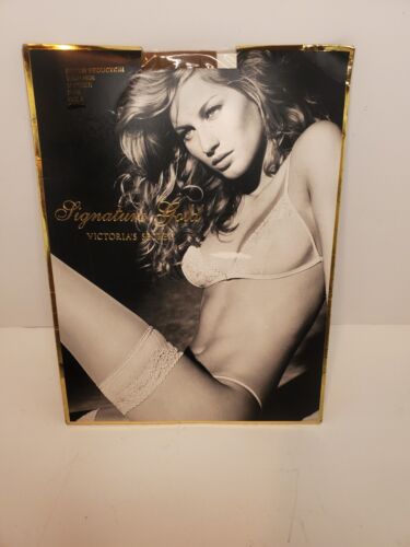 New Victoria's Secret Signature Gold Sheer Seduction Thigh Highs Nude Sz. A - Foto 1 di 2