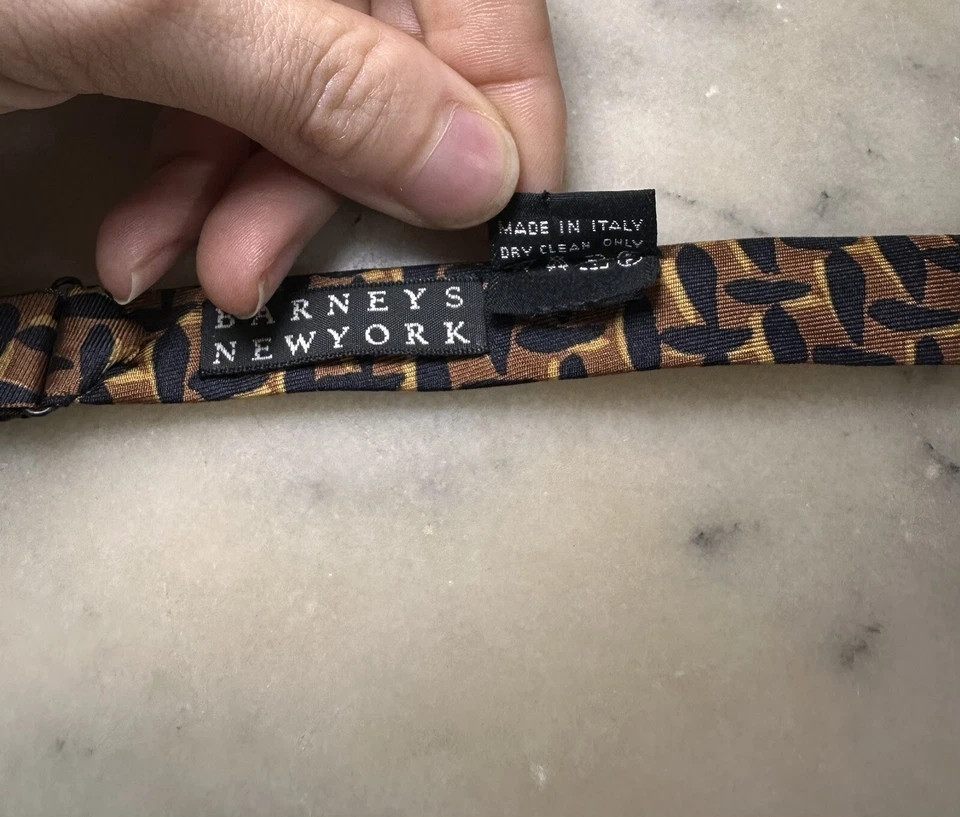 Pajarita Barneys New York Vintage Seda Marrón Negra Geométrica Hecha en Italia Foto 4 de 4