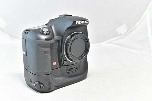 Pentax K10D with D-BG2 Battery Grip/ remote, Perfect condition - Picture 7 of 8