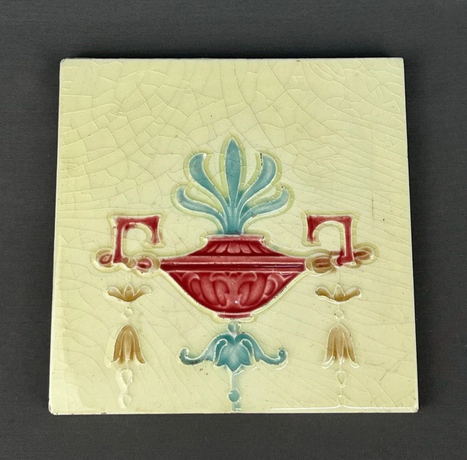 2 azulejos antiguos de mayólica Art Nouveau de 6" x 6" para chimenea acristalados con urna Foto 2 de 4