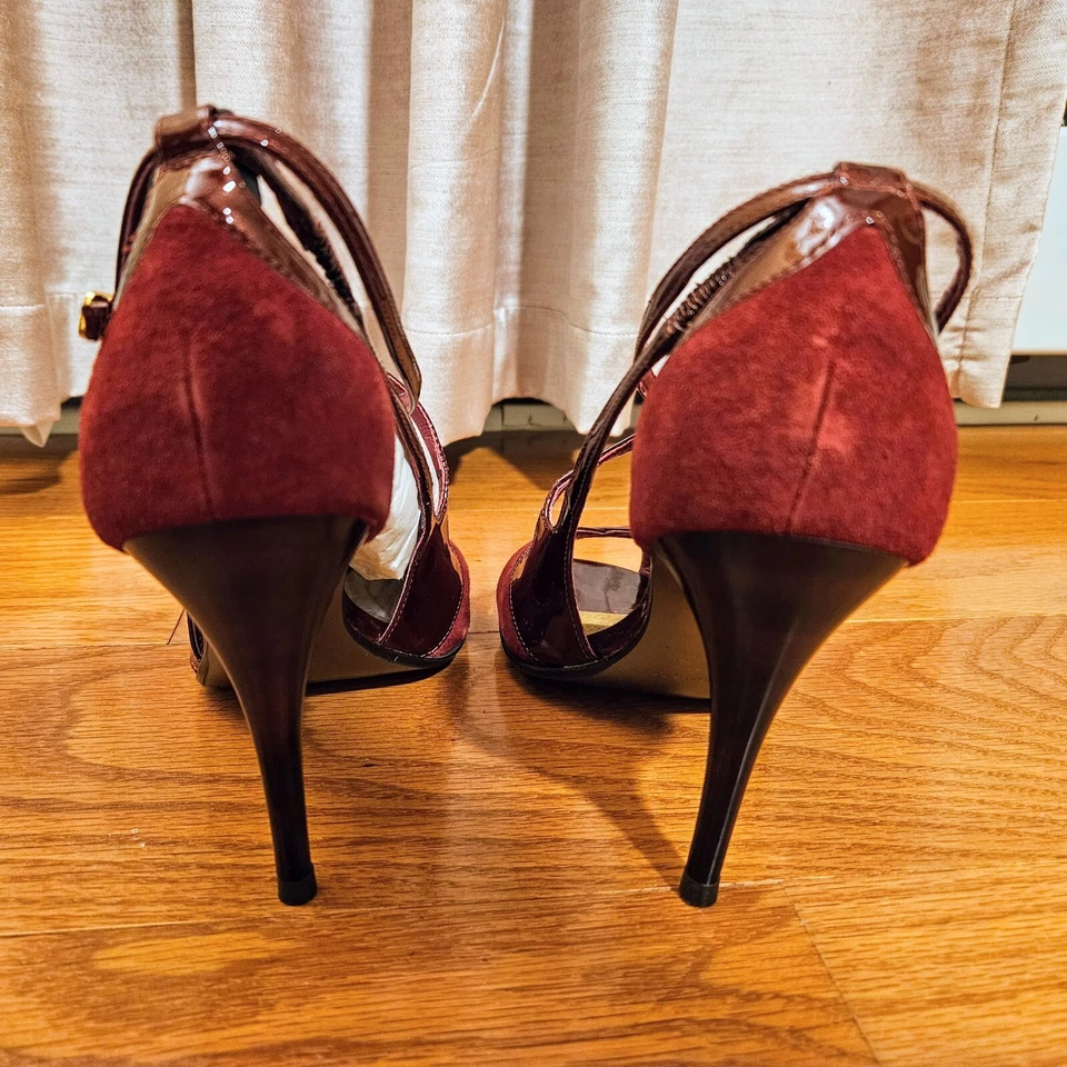 Tacones de aguja rojos borgoña con tiras Foto 4 de 4