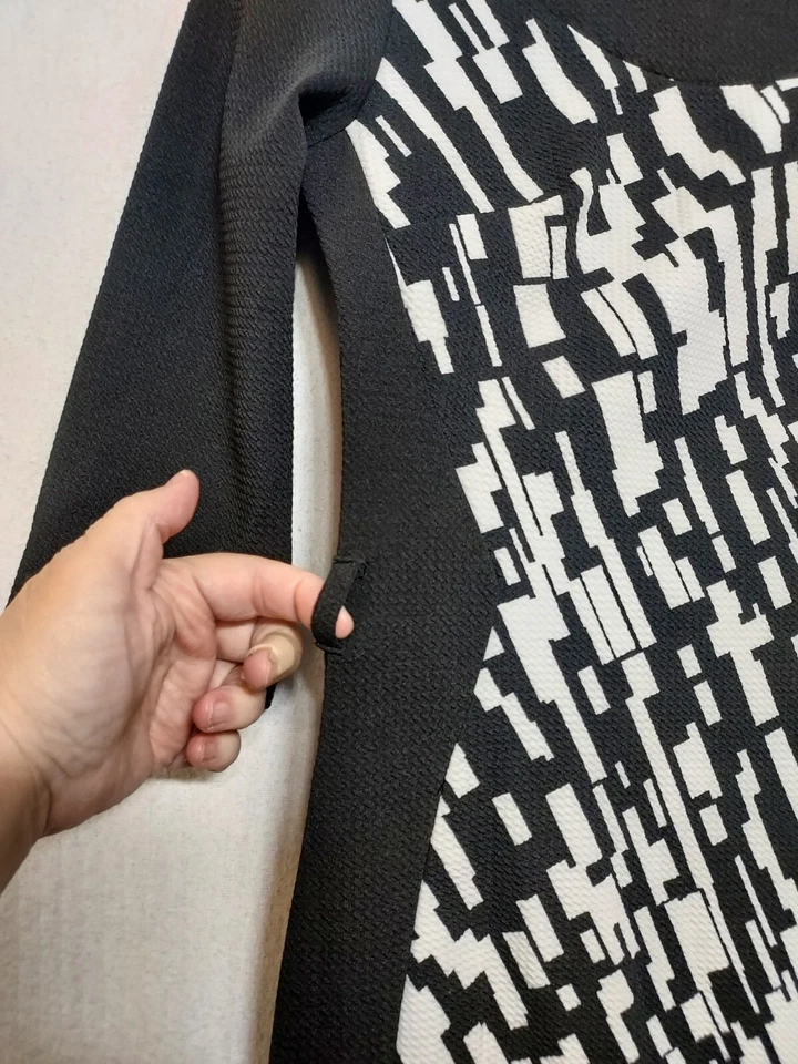 Vestido de Carrera Clásico Blanco y Negro Vintage LBD Estampado Elastizado Kara G Shift Bodycon Foto 4 de 4