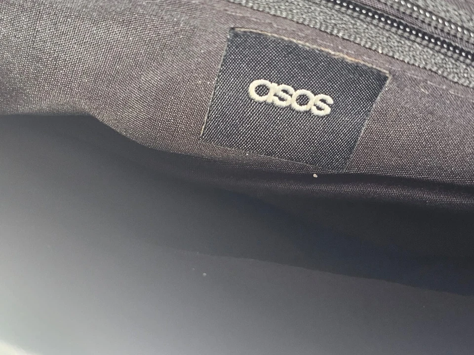 Bolso sin asas vintage de cuero negro rectangular con cierre giratorio de Asos para mujer Foto 3 de 4