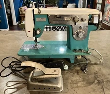 VTG Hilton Deluxe Model 400 Sewing Machine Tesco Teal And White UNTESTED Zigzag