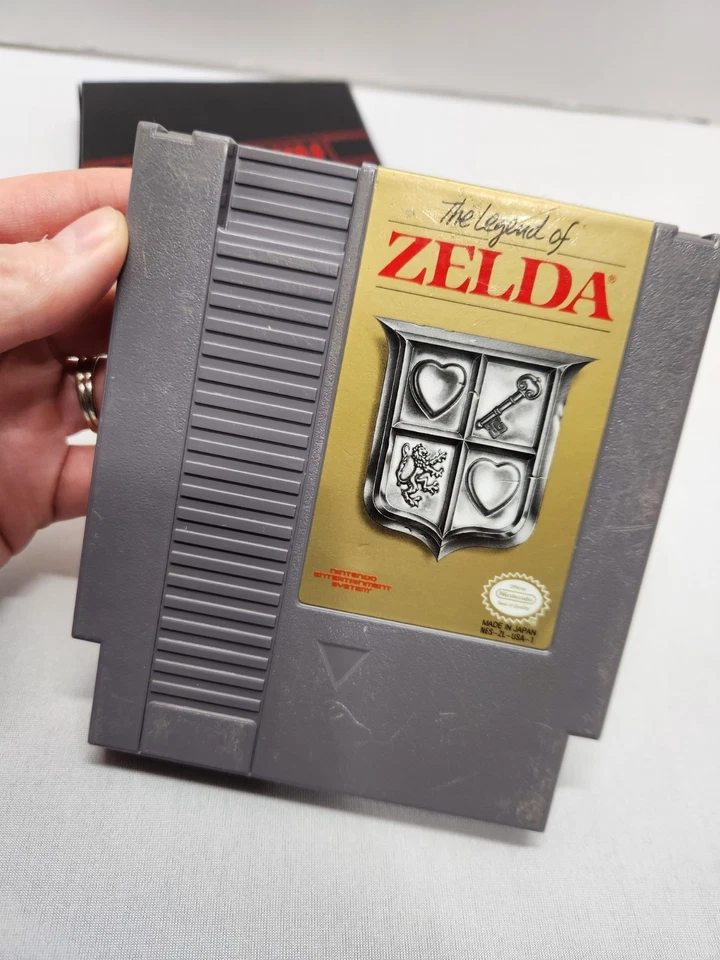 Cartucho Nintendo NES The Legend of Zelda cinza/dourado - Imagem 2 de 4