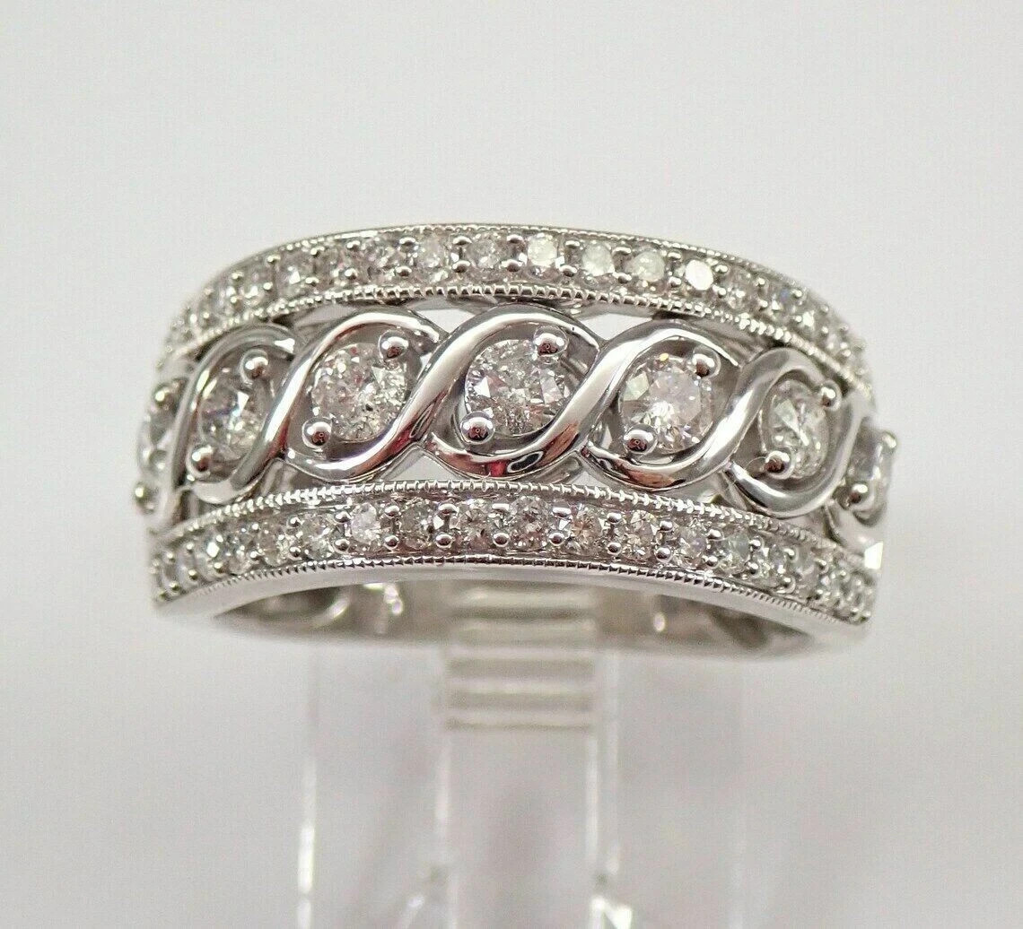 Brillante anillo de compromiso de diamantes redondos de 4 quilates creado en laboratorio acabado en oro blanco de 14 quilates