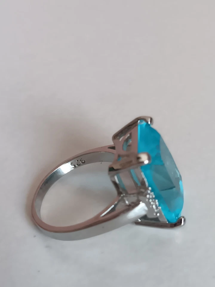 Anillo de cóctel de plata de ley 925 con topacio azul talla 7,5 Foto 2 de 4