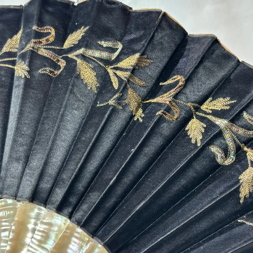 Abanico Plegable Satinado Negro Años 1880 Rosa Mop Palos/Guardias Bordados Flor y Hoja Foto 3 de 4