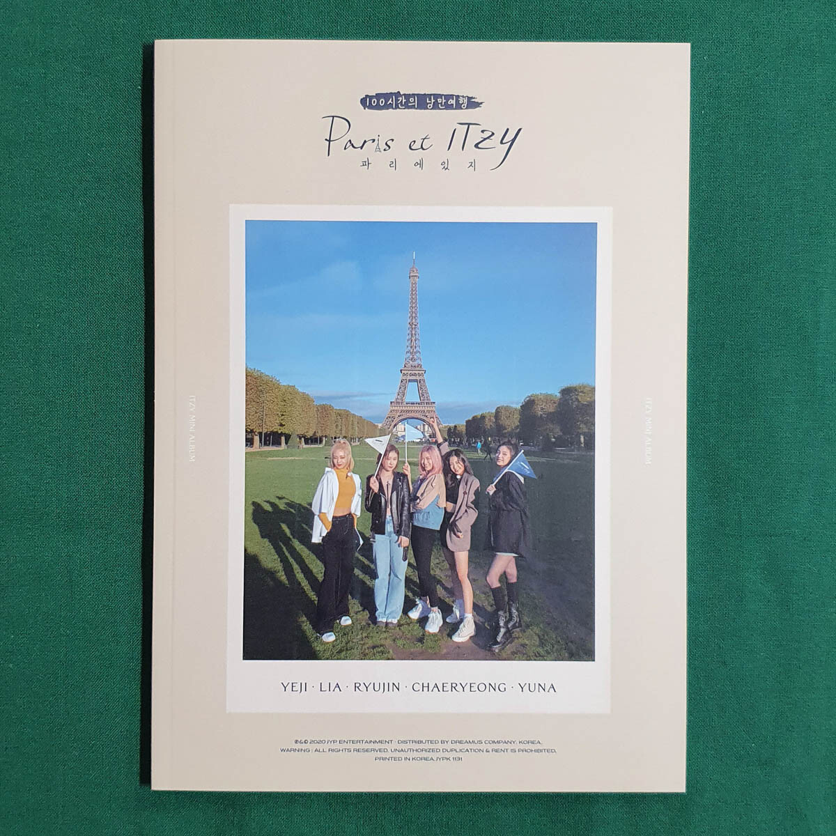ITZY Paris et Itzy Photo Essay 2nd Mini Album IT'z Me Pre Order