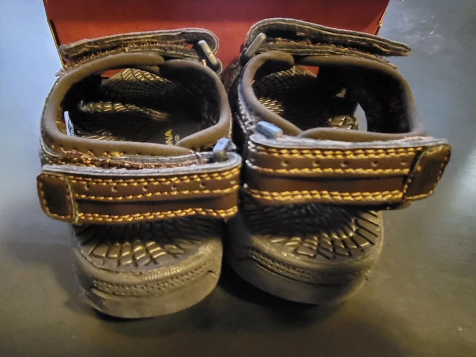 Sandalia Arizona Jean Co. Little Randy marrón oscuro (NUEVA) Foto 3 de 4