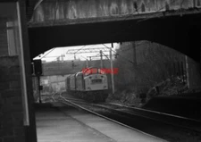 PHOTO  40 166 FORMERLY D366 ABOUT TO PASS THROUGH ALEXANDRA PARADE STATION WITH