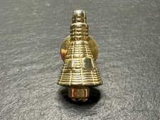 VINTAGE US SPACE CAPSULE GOLD TONE PIN BY RUGIN I879