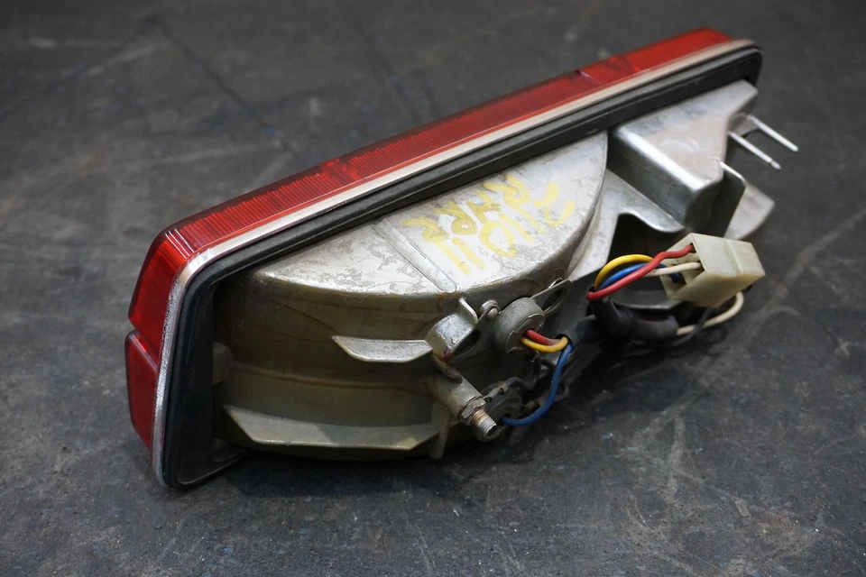 Conjunto de lámpara de luz trasera lateral del pasajero trasero derecho OEM Maserati Merak Bora 1975 Foto 2 de 4