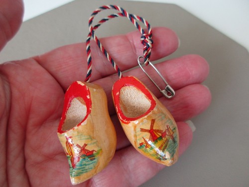 ANTIQUE VINTAGE OLD RETRO DUTCH PAINTED WOODEN CLOGS SOUVENIR BROOCH PIN HOLLAND