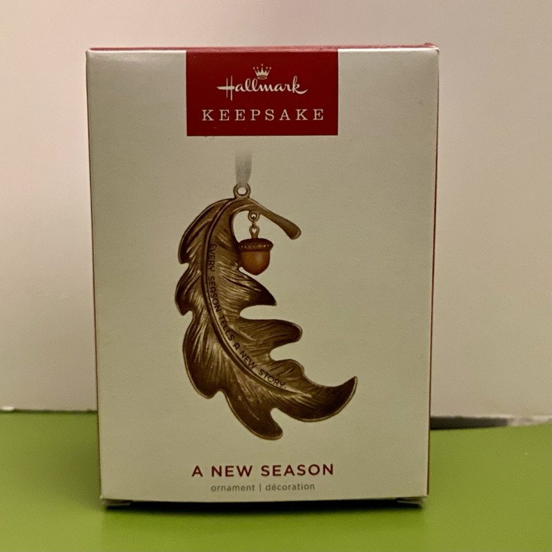 HALLMARK KEEPSAKE NEW SEASON CHRISTMAS TREE ORNAMENT FALL AUTUMN LEAF ACORN NEW