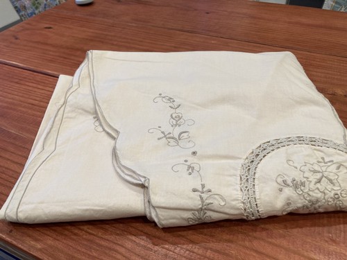 Vintage Ecru Tablecloth Intricate Lace Cutouts Embroidery Cotton Oval 60”x 96" - Picture 5 of 11