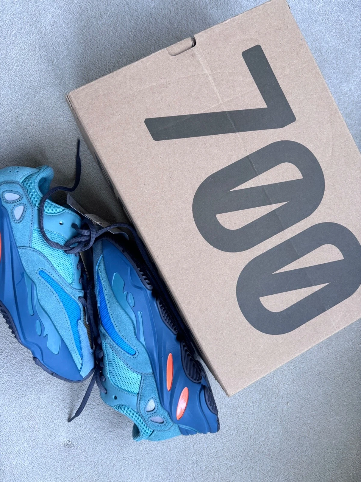 yeezy boost 700 v2 fade azure NUOVO DI ZECCA taglia 5