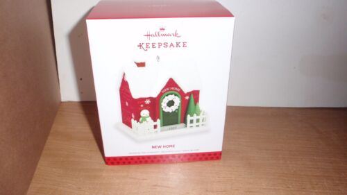2013 HALLMARK KEEPSAKE ORNAMENT NEW HOME ~ WHITE PICKET FENCE & SNOWMAN NIB - Picture 1 of 1
