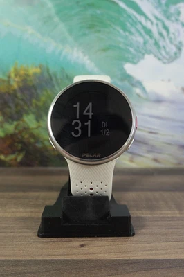 Polar Pacer Pro – Fortgeschrittene GPS-Laufuhr (Weiß/Rot) Armband beschädigt - Bild 1 von 4