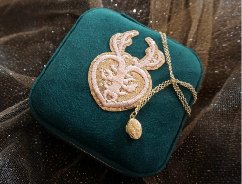 Royal Coven Fireheart Jewelry Box & Locket - Crown of Midnight by Sarah J. Maas - Afbeelding 1 van 5