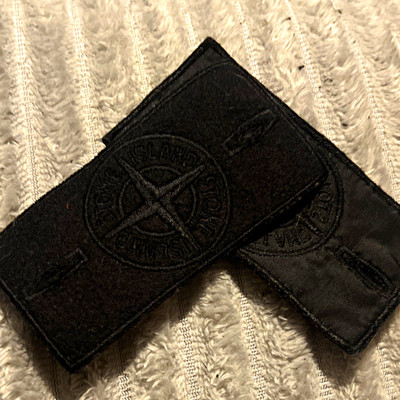 Stone Island schwarzer Stoff Kompass Logo gestickter Patch