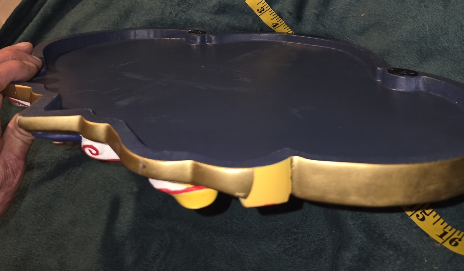 DIAMOND CROWN MAXIMUS RESIN WALL PLAQUE PLUS A CIGAR CASE CONTAINING CIGARS 