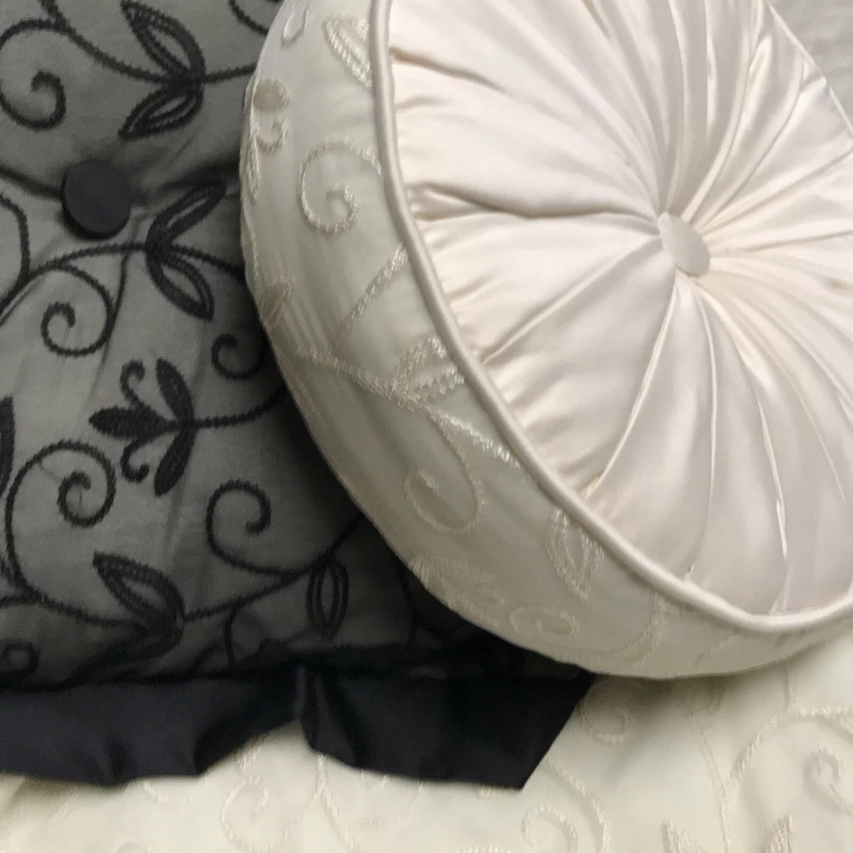 vintage bedding full Comforter Black And Cream 5 Pieces No Bed Skirt Used - Image 4 of 4