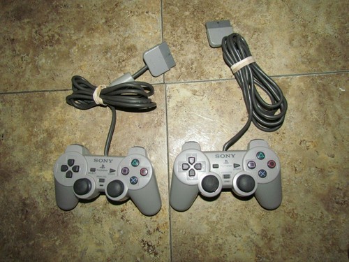 PAQUETE DE 1 CONSOLA SONY PLAYSTATION LOTE 4 CONTROLADORES 7501 6 JUEGOS MEMORIA ULTRA - Imagen 5 de 10