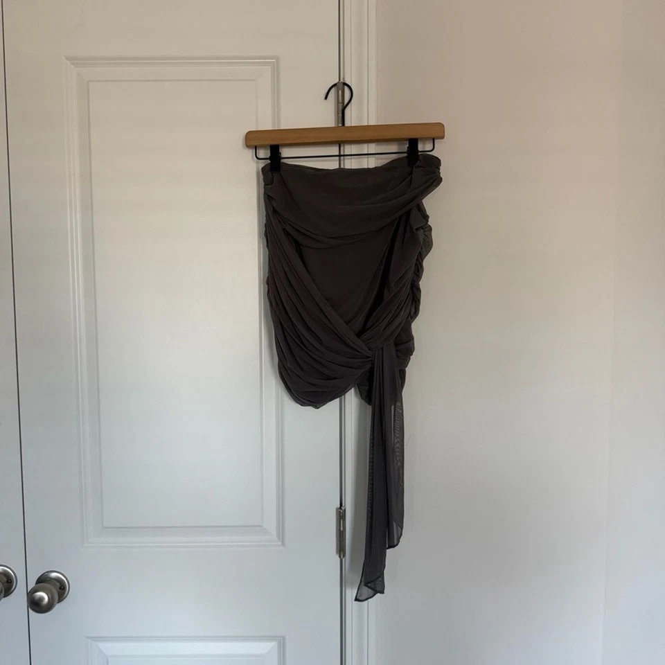 Mini-saia em camadas HOUSE OF CB 'Rokael' sombra - Imagem 3 de 4