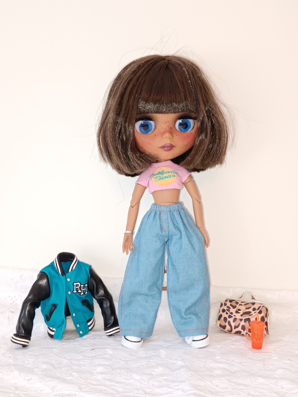 Poupée Blythe et sa garde-robe de style rétro : personnalisez votre modèle avec des habits chic