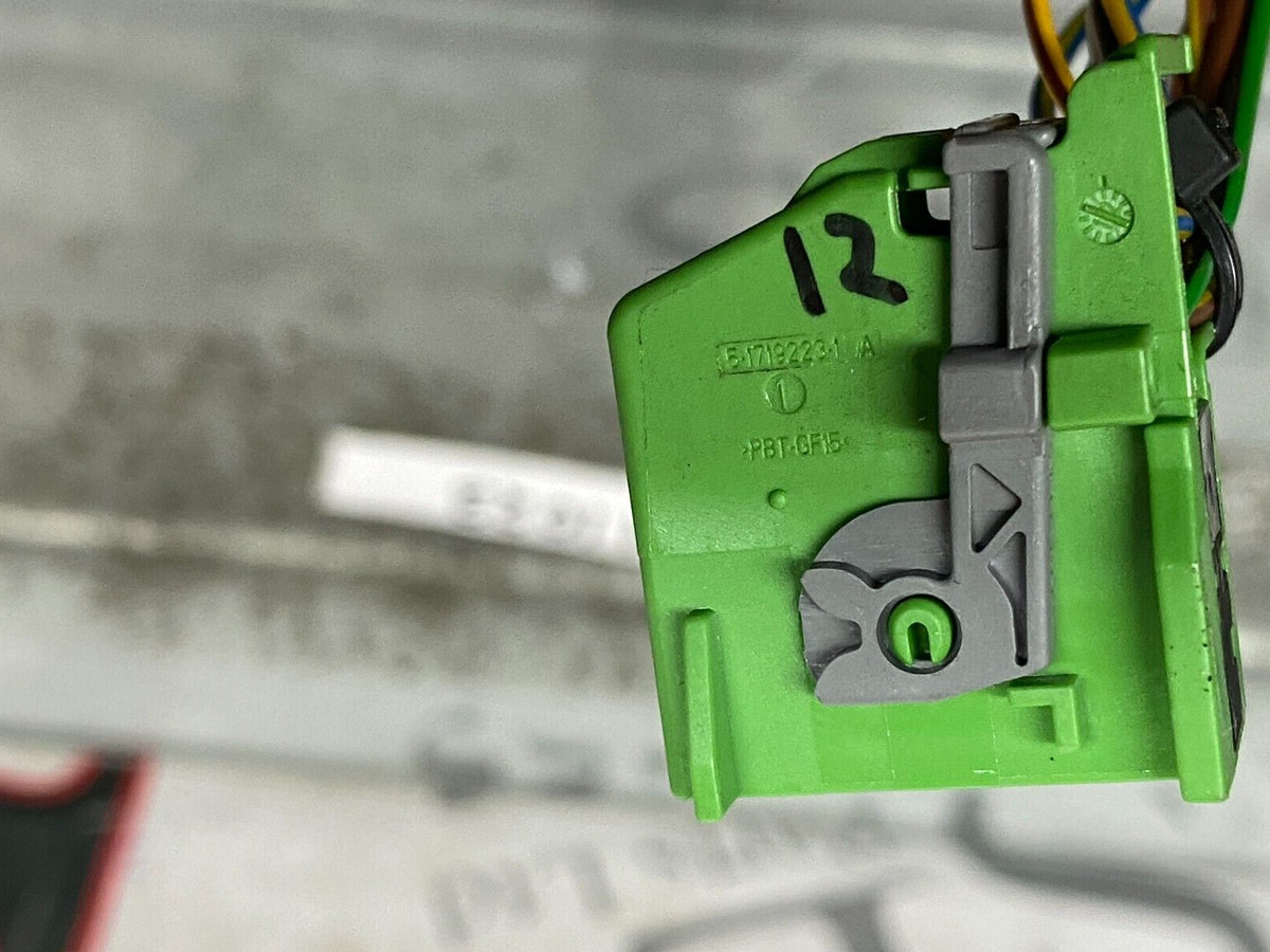 AS) GENUINE MERCEDES BENZ WIRING LOOM HARNESS PLUG CONNECTOR  