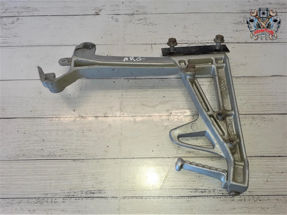 SUPPORT CALE PIED ARRIERE GAUCHE TRIUMPH 955i SPRINT de 1999 à 2004 - réf : 71 - Photo 2/4