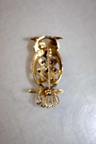 Stunningly Beautiful 14K Yellow Gold Owl Pin With Emerald Eyes & Sapphire Body - Picture 4 of 7