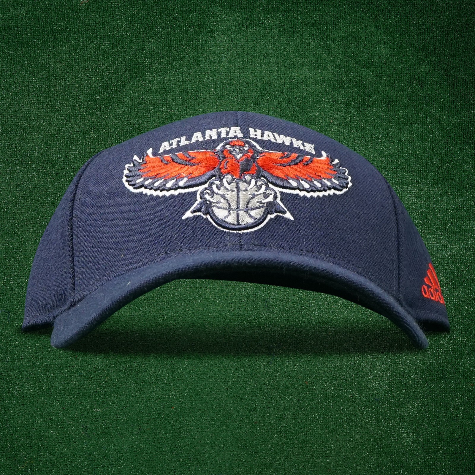 Бейсболка с логотипом Adidas Atlanta Hawks NBA Throwback (темно-синяя)